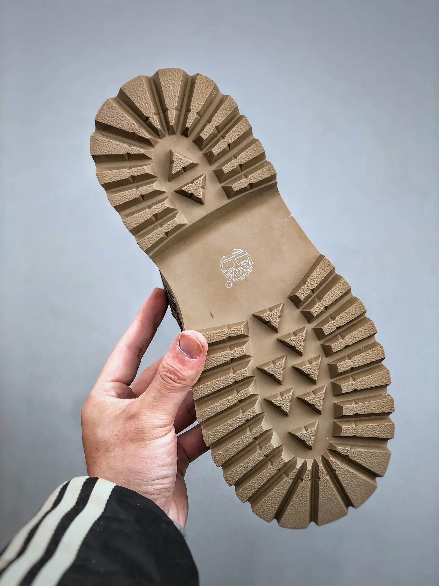 Welfare special price💰480 Timberland Timberland/Timberland new autumn and winter products (plush lining🔥warm and heat-locking) autumn and winter must-have outdoor casual rhubarb boots series #Guangdong Dachang quality original box original packaging fashion trend matching the fabric is made of Italian 🇮🇹 top frosted fine-grained cowhide with anti-odor and anti-corrosion genuine leather latex insoles. The outsole and hardware are all made from raw materials of the original factory. They are the same as the original Goodyear never-opening process. Good products do not kill pigs. The quality of the first order is strictly controlled. Exclusively released on the entire network. There is no doubt about the quality. The whole set of official website unified packaging gives you a perfect wearing experience. The quality is exquisite and durable. A must-have for sportsmen. Specially designed to prevent handsomeness. High-quality and first-class foot feel. Specially used for outdoor cold protection this winter. Daily casual matching. Size: 38 39 40 41 42 43 44 (leather shoe size)
